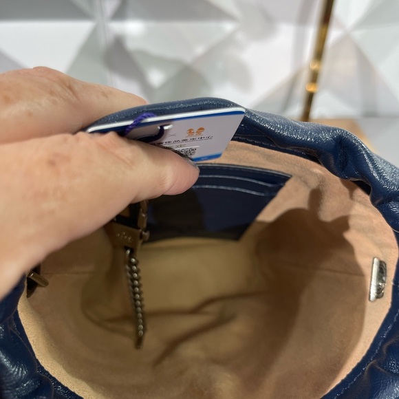 AUTHENTIC EUC Gucci GG Marmont Mini Bucket Crossbody Leather Navy with Chain - Picture 6 of 7